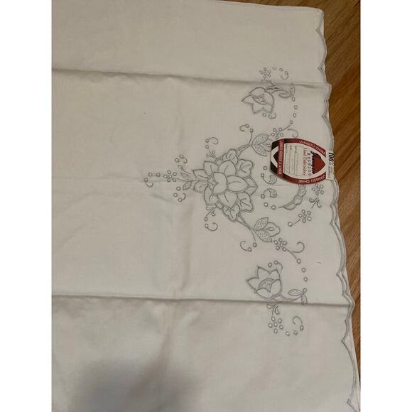 VTG JIANGSU Hand Embroidered Pillowcases scalloped edges White 100% Cotton - Picture 5 of 9